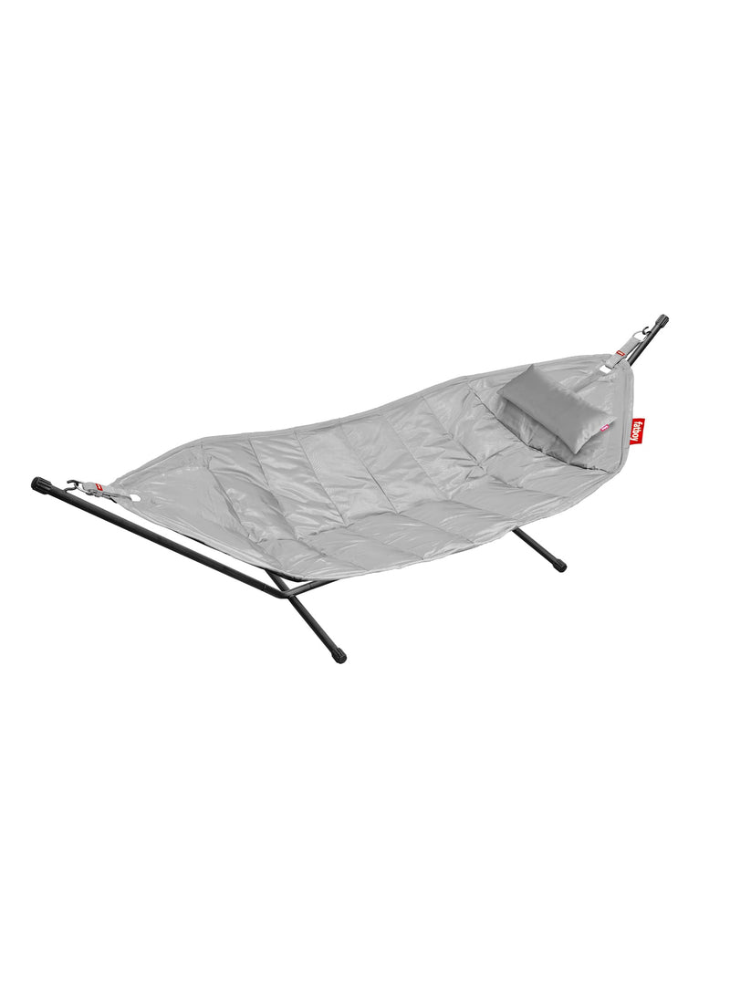 Fatboy Headdemock Deluxe in light grey color, luxury hammock with a self-supporting frame, UV-resistant and water-repellent, perfect for outdoor lounging.
