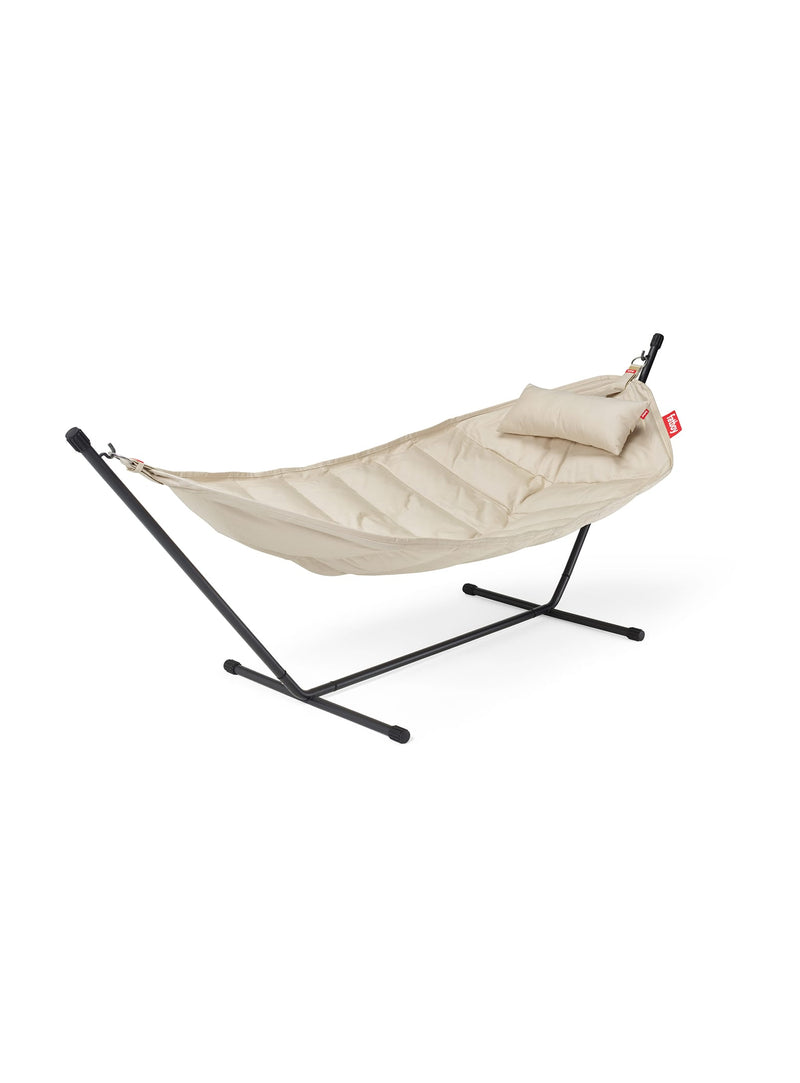 Fatboy Headdemock Superb in sahara color, luxury hammock with UV-resistant Olefin fabric and sturdy steel frame, perfect for outdoor relaxation.