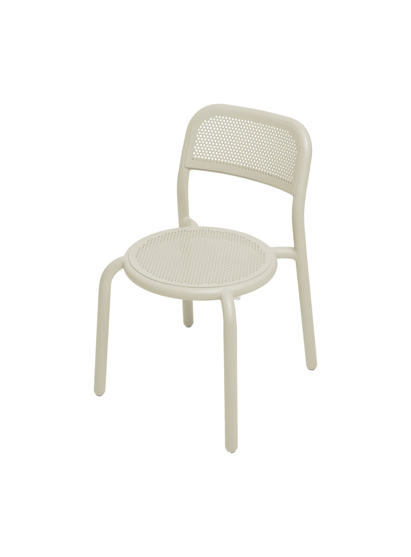 Fatboy Toní Chair in desert color, sleek aluminum outdoor chair with UV-resistant coating and stackable, perfect for Canadian patios, terraces, and gardens.