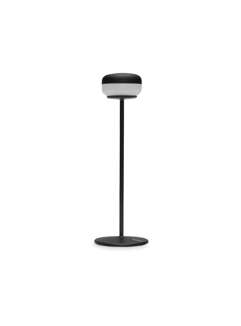 Fatboy Cheerio table lamp in anthracite color, cordless and rechargeable with adjustable brightness, ideal for ambient lighting in any space.