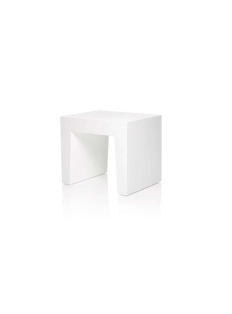 Fatboy Concrete Seat in white color, versatile indoor and outdoor seating or side table, durable plastic with fillable base for stability in Canadian spaces.