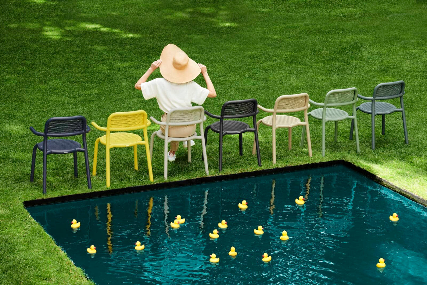 Fatboy Toní Chair and Armchair: Stylish outdoor seating with a firm backrest, breathable perforated design, and ultimate comfort for your garden.