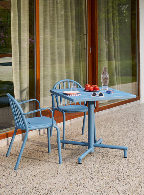 A spacious 80×80 cm square table and ergonomic aluminum chairs create a modern, durable bistro setup.