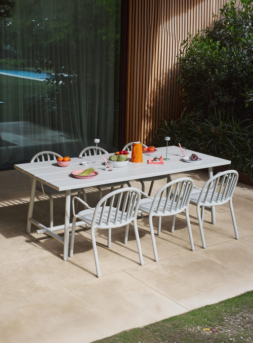 Fred's Table by Fatboy – modern aluminum outdoor table, UV-resistant, weatherproof, perfect for 6-8 people in Canadian patios and gardens.