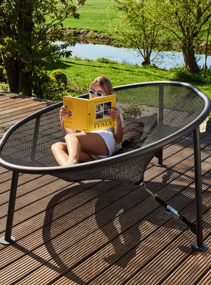 Modern Netorious garden lounge by Fatboy with strong aluminum frame and cozy net seating, perfect for relaxation indoors or outdoors.