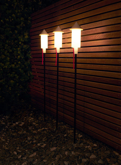 Pret-a-Racket by Fatboy, solar-powered outdoor lights with automatic dusk activation, ideal for Canadian rooftops and balconies.