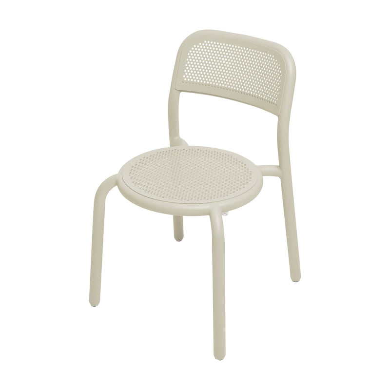 Fatboy Toní Chair in desert color, a durable aluminum outdoor chair with UV-resistant coating, perfect for patios, balconies, and gardens.