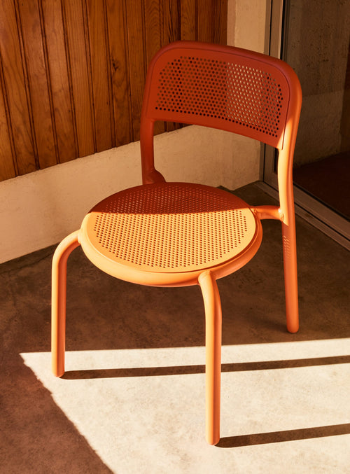 Set of 4 Fatboy Toní Chairs in lightweight aluminum, perfect for stylish outdoor gatherings on patios, terraces, or gardens in Canada.
